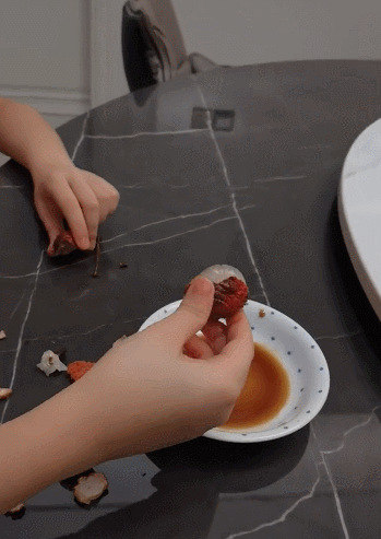 陆毅和鲍蕾育有两个女儿,大女儿贝儿已经13岁,二女儿小叶子差不多10岁