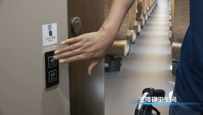 设置无障碍车厢,配备更宽的通过门,无障碍卫生间,轮椅放置区等,在服务