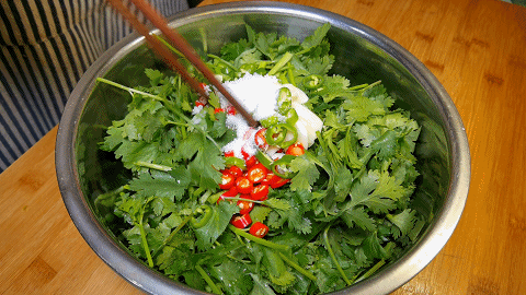 香菜别只当佐料,切一切,腌一下,口感爽脆可口,味道鲜香入味