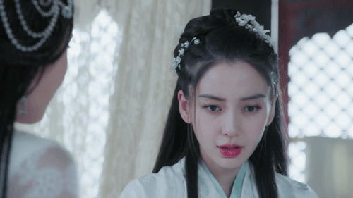 凭借《孤芳不自赏》的"抠图"事件,angelababy(杨颖)被众多网友批评不