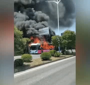 事故致公交车起火一货车追尾公交车发生一起交通事故江苏扬州润扬南路