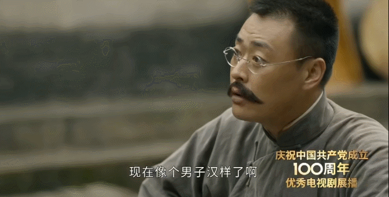 在李大钊终于回到国内,被章士钊推荐在北大做了图书馆主任,在北京有了
