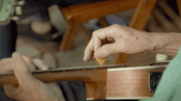 而冯顺成有更多方式吸引人注意,不想修乐器的时候,叫上几个乐团的好友