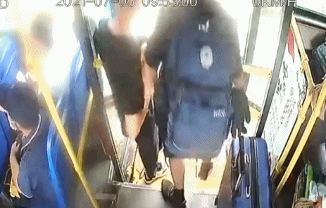 警校生公车抓小偷被威胁,单手控制霸气回怼:我是警察不怕你!