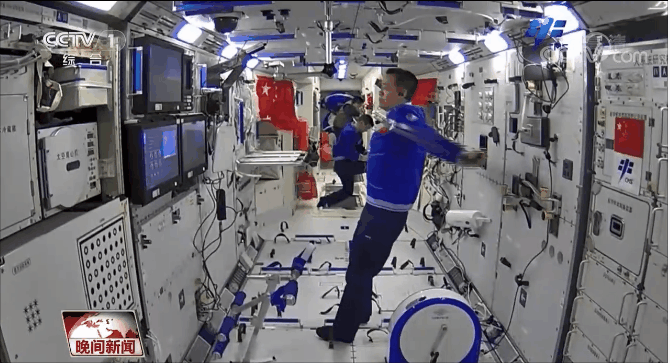航天员太空健身练肌肉,这场面太绝了