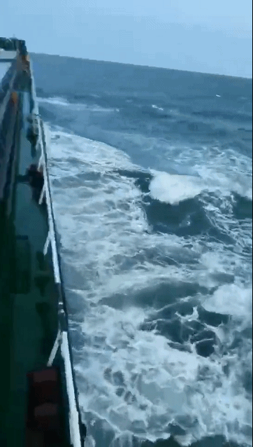 当日,北海斜阳岛以南约6海里处,受海上风浪影响,一艘船舶遇险,1人落水