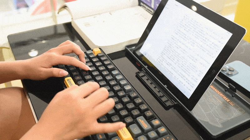 洛斐家的小浪机械键盘,够潮好玩,可以带它飞