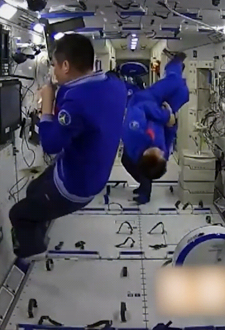 宇航员转圈gif图片