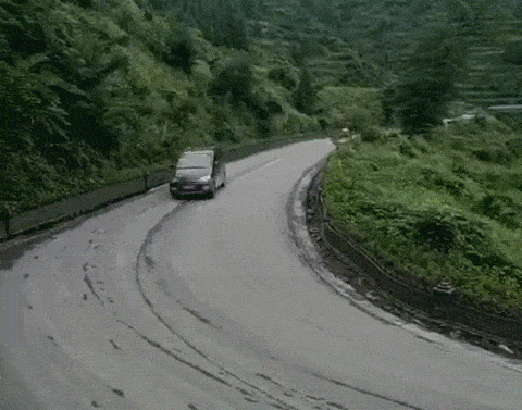 比如五菱宏光,被国人称作为"神车",还可上山可下海可漂移.