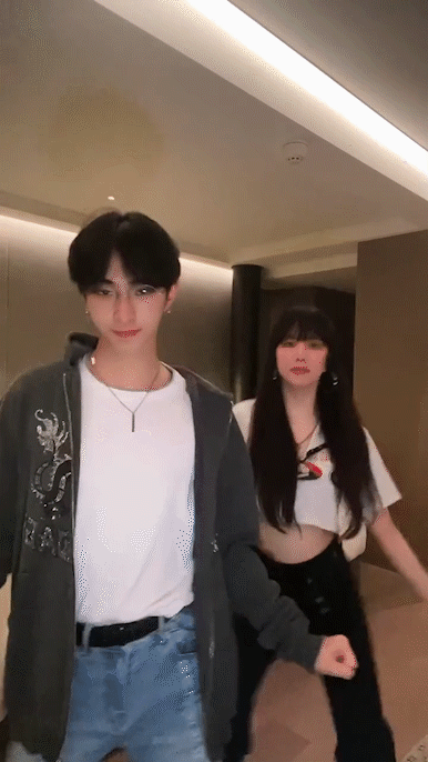 恺恺身材和颜值兼具,有"国光女神"的称号,不过,与表弟一起跳舞时,她