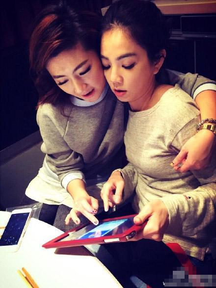 ella被好友挤出丰满上围|ella|陈嘉桦|任家萱|美女|ella