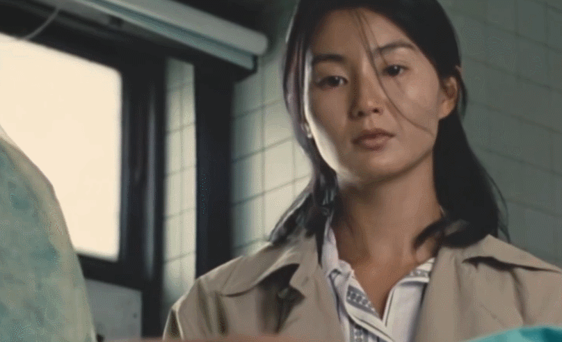 注意看她的表情,张曼玉先是愣神,然后笑了,很多人说其实在拍这段的