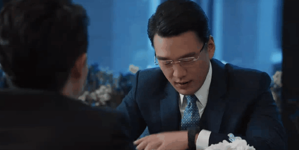 除此之外,王耀庆的霸总还多了一分活泼,让人觉得他这样的霸道总裁也很
