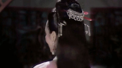 也是经典,但赵雅芝的笑和张敏的笑不一样,气质本来就属于温婉类型的她