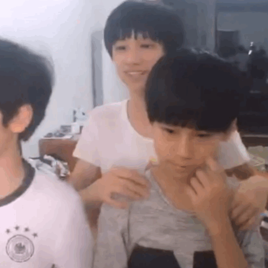 动图系列张真源是可爱的小小张呢