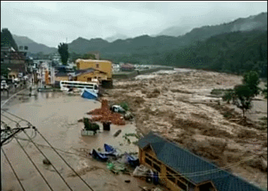 暴雨入侵多地，《极端天气安全驾车指南》赶紧收好！