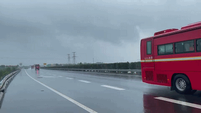 支队共出动10辆消防车66名消防指战员,携带冲锋舟,供水泵组,水域救援