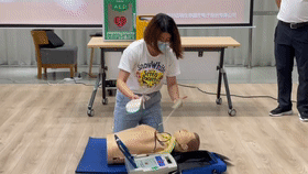 居民们纷纷与老师求取欠缺的急救知识,及自动体外除颤器使用操作,以