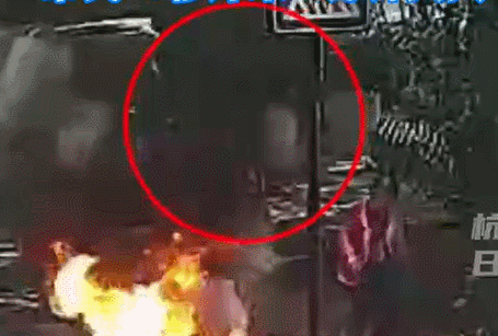 仅仅13秒一个家就毁了！电动车为什么会爆炸起火？