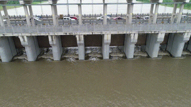 【原创】24孔闸门全开!颍上闸开闸泄洪_腾讯新闻