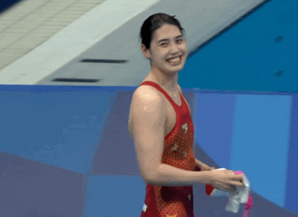 中国新一代游泳女神!拿第一后露出甜美笑容,网友:可爱又治愈