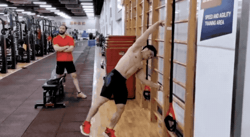 中国力量奥运冠军李发彬绰号彬神背肌块块分明侧身空中引体太强悍