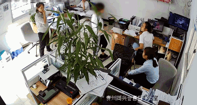 走进办公室后一名身穿条纹上衣的女子视频截图还原现场这是怎么回事呢