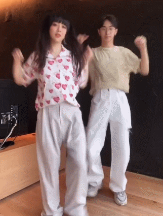 伊能静儿子与表姐尬舞,哈利舞姿摇曳挤眉弄眼乱跳,蹲
