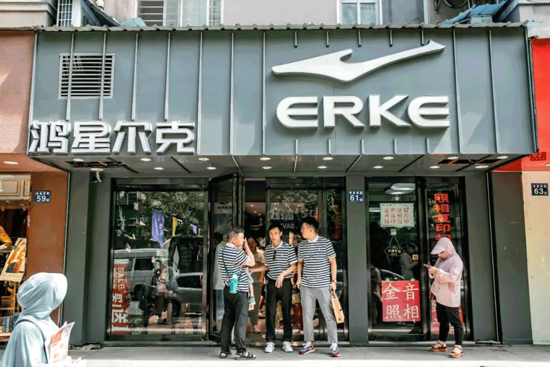 走进武汉鸿星尔克专柜,你会发现它远不止在网上爆红,在线下门店也得到