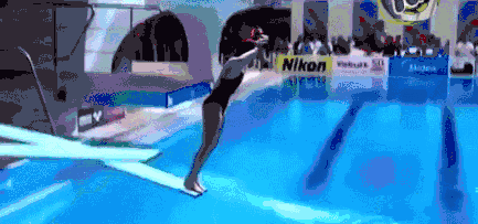 跳水是手先入水,而不是头先入水!