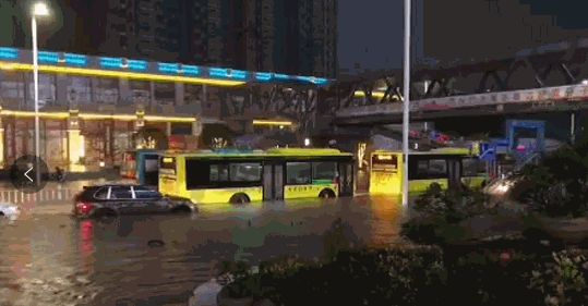 微提醒｜雨天如何驾车通过积水路段？