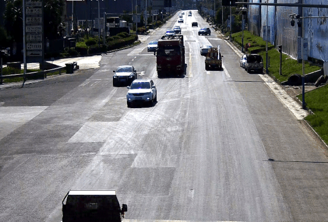 桂林一男子过红绿灯被小车撞飞!