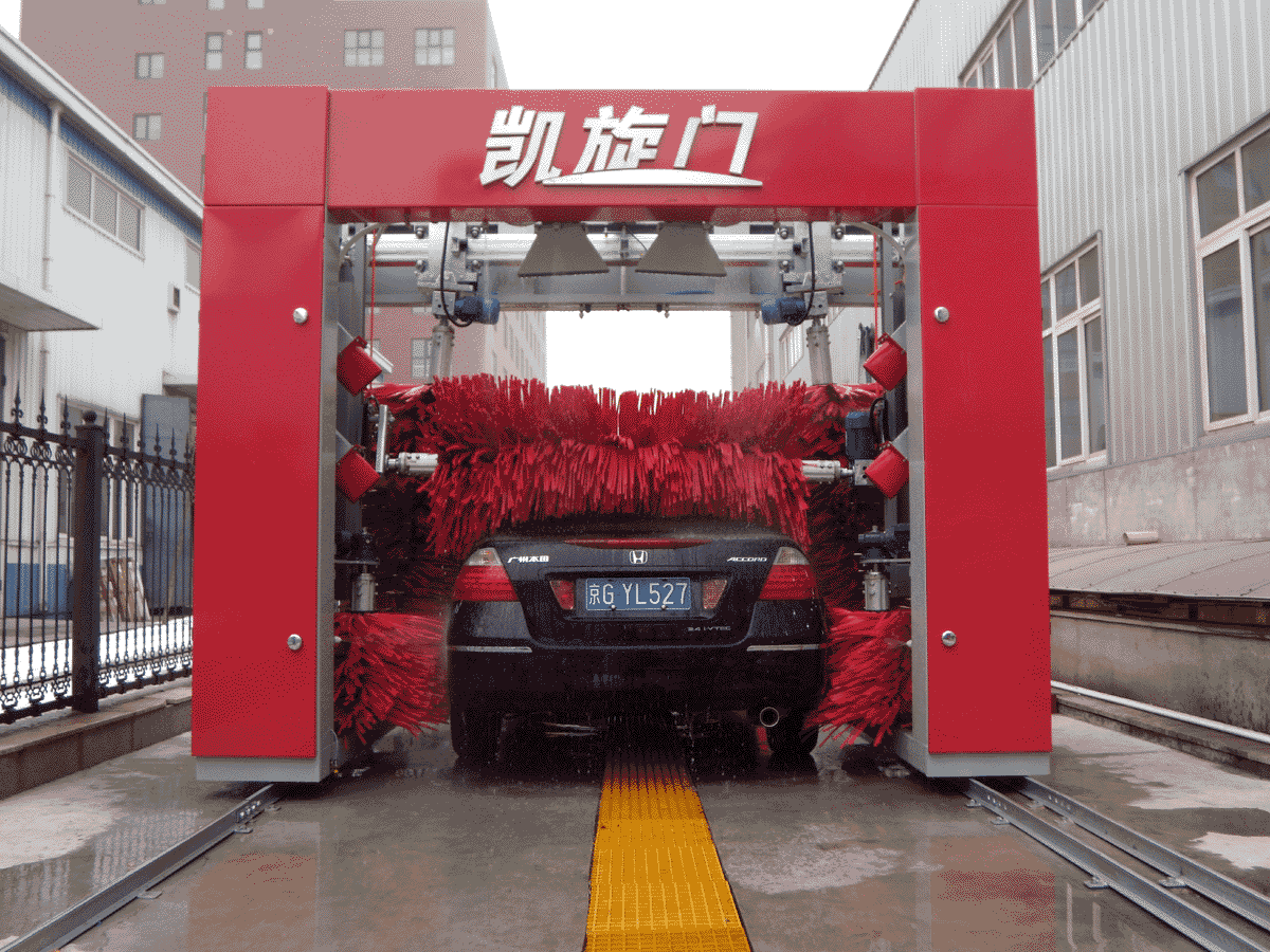 加油站自动洗车：损伤车漆都是小事儿，了解完这几点再尝试