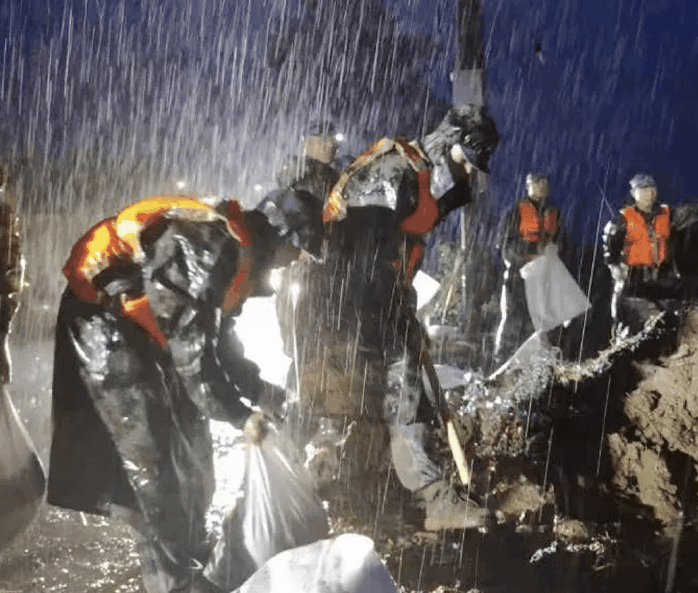 从1998年特大洪灾,2003年的非典,2008年的汶川地震,2020年的疫情,2021