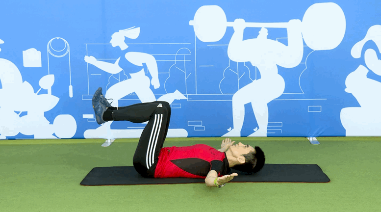 动作1 / 举腿卷腹抱膝