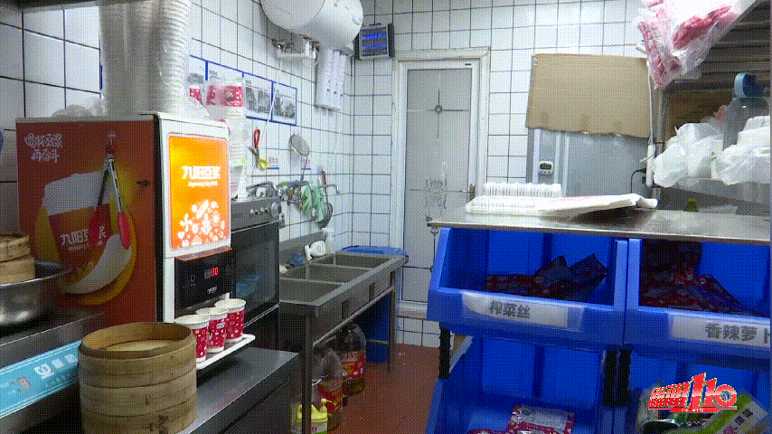 在曼玲粥店世纪金源店的后厨加工区,执法人员发现苍蝇随处可见,旁边