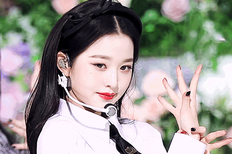 和jennie,张元英一样,没有年龄感的娃娃脸让妹妹"奶味"十足,而且中下