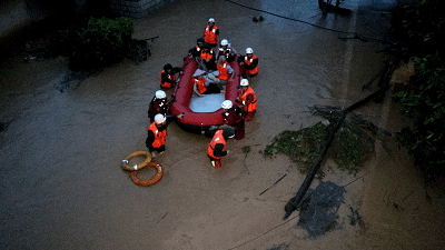 救援方案,冒大雨蹚洪水携带装备艰难到达被困人员家中搭建救生通道