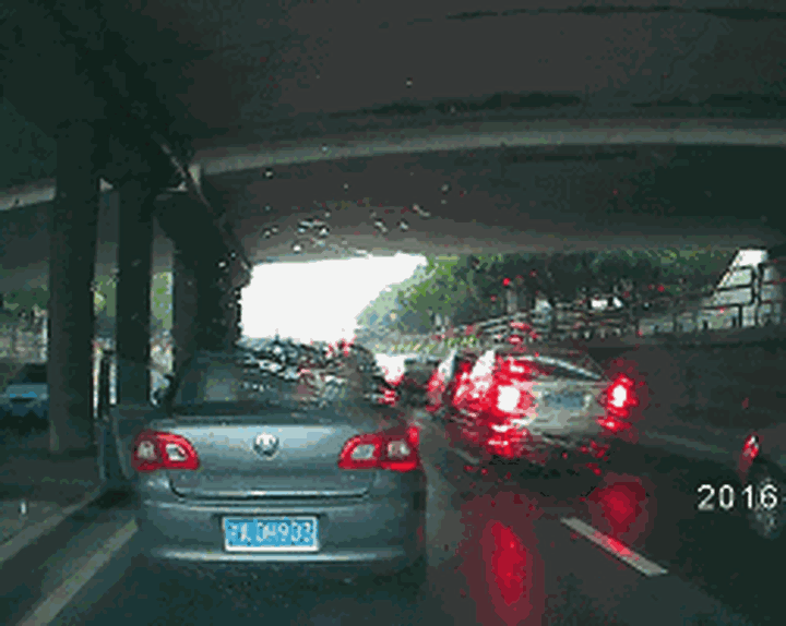 早高峰上班的路上,孩子喝完酸奶随手将盒子扔向窗外.