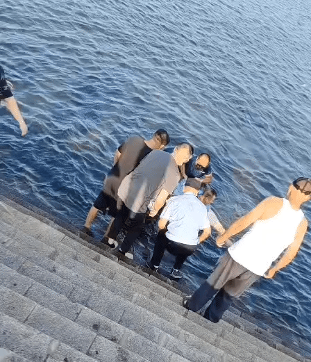 女子坠海翻扣海面,好多龙口人冲了上去