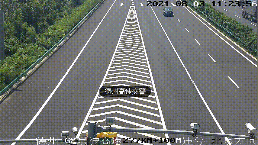 高速北京方向277km 100m匝道附近,一辆鲁q牌照的小型轿车停在导流线内