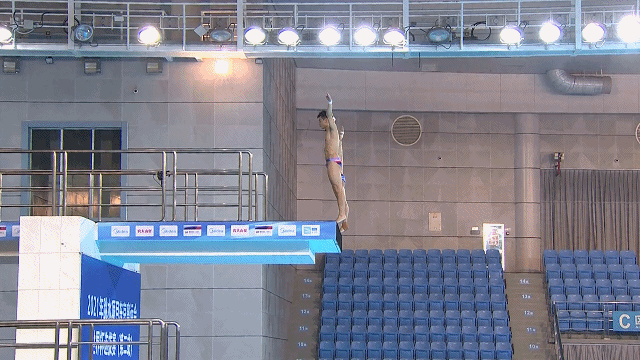 跳水运动员为啥总做这个姿势