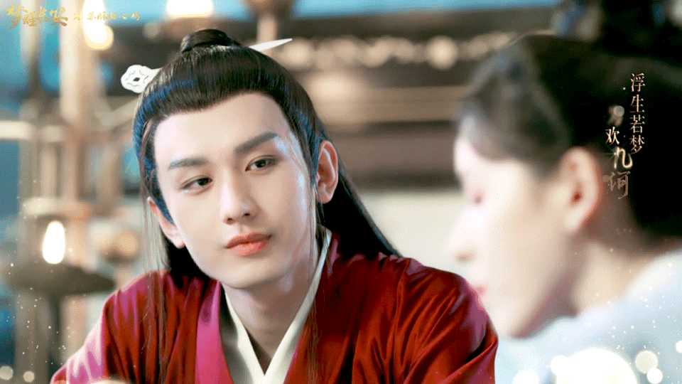 面对喜欢的女孩时,眼中是怜爱,两鬓微垂,慵懒至极,再来看看成毅这组