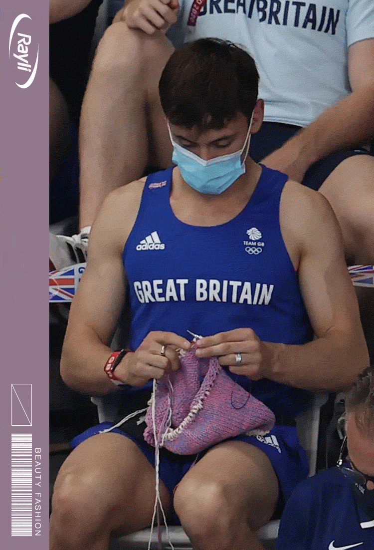 就比如说,英国跳水运动员戴利在比赛现场织毛衣