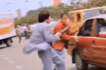 成龙在《双龙会》中也耍过一次,不过依然不及乌鸦哥潇洒霸气.