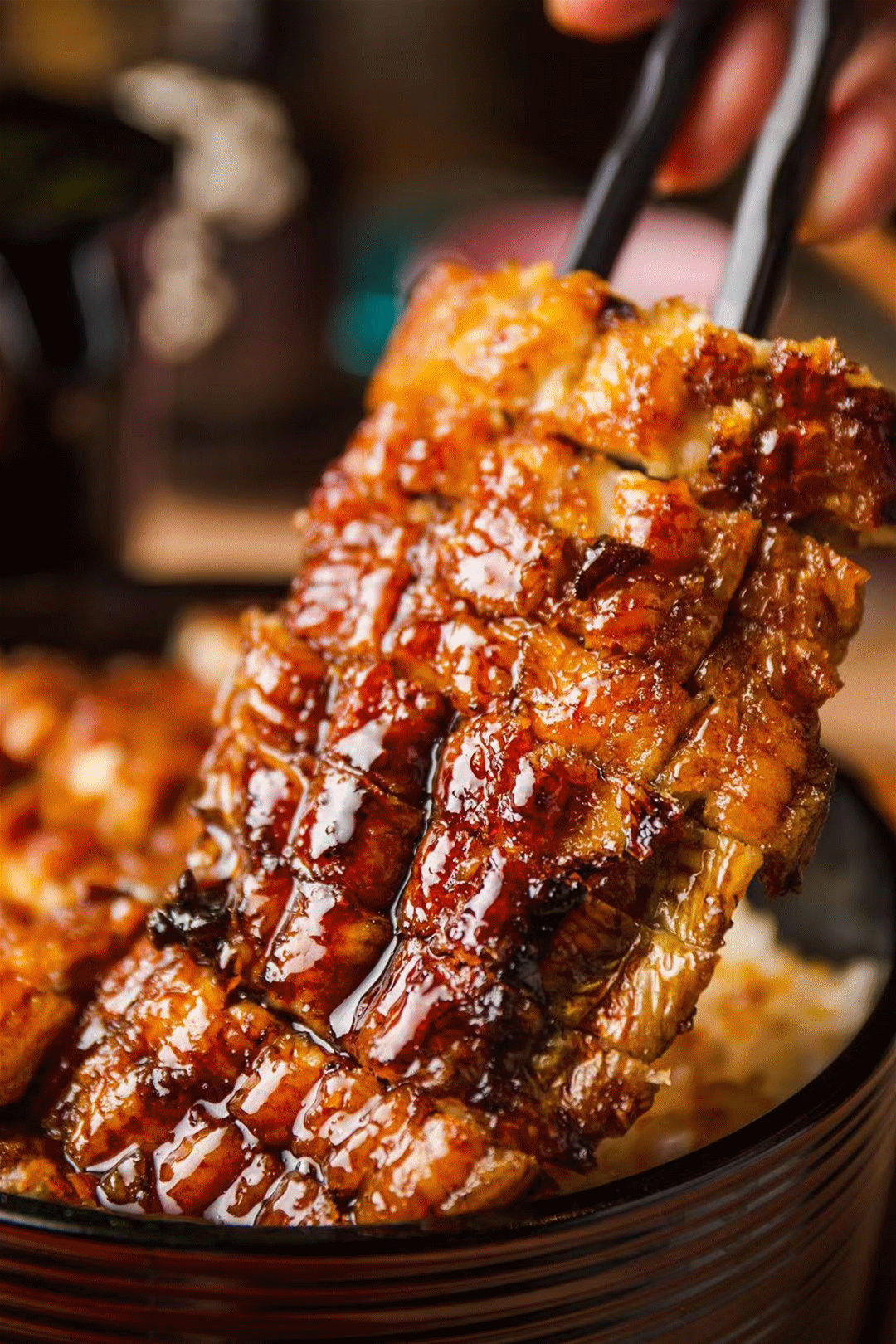 无数次嚷嚷着吃鳗鱼饭;或许是《孤独美食家》里,五郎对着烤得金黄发亮