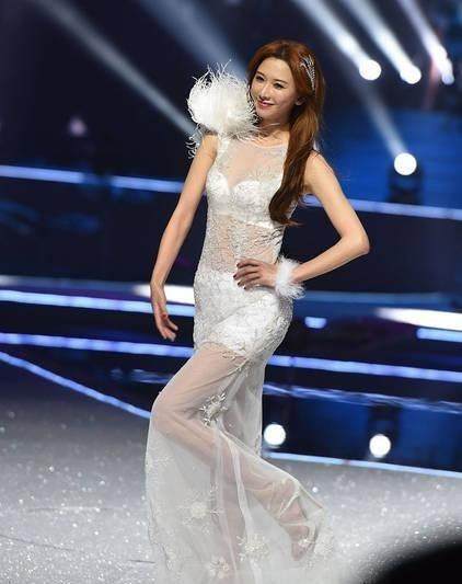 林志玲黑色蕾丝内衣秀_林志玲性感内衣秀美图(2)