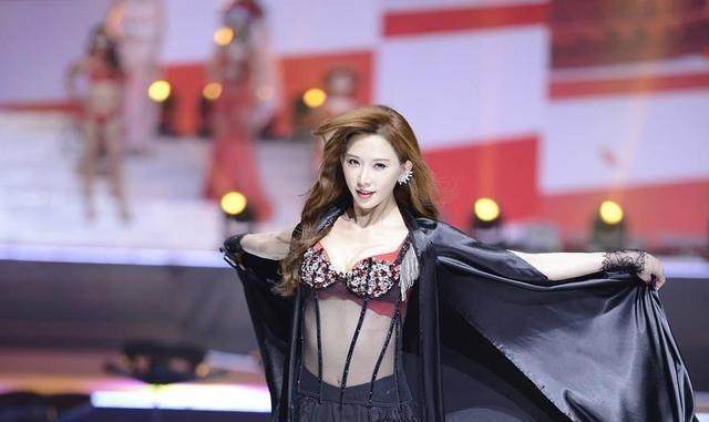 林志玲黑色蕾丝内衣秀_林志玲性感内衣秀美图(2)