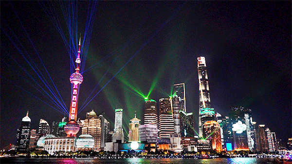 也是一个矛盾的城市上海是一个35岁没结婚都不嫌晚的地方在豪车中体