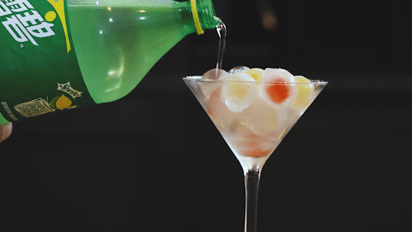 都会在冰块凝结的途中释放出来,用了雪碧作为基底来增加整体的甜度